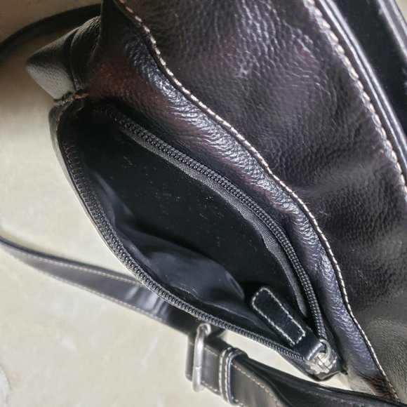 Black Leather Contrasting Stitching Crossbody Purse - Picture 8 of 9